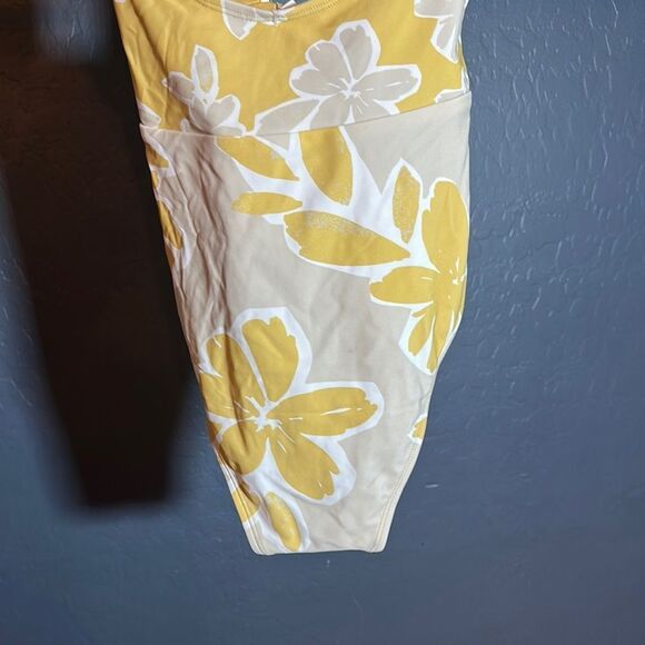 Cupshe Yellow and White One Piece Swimsuit with Tropical Print - Picture 8 of 8